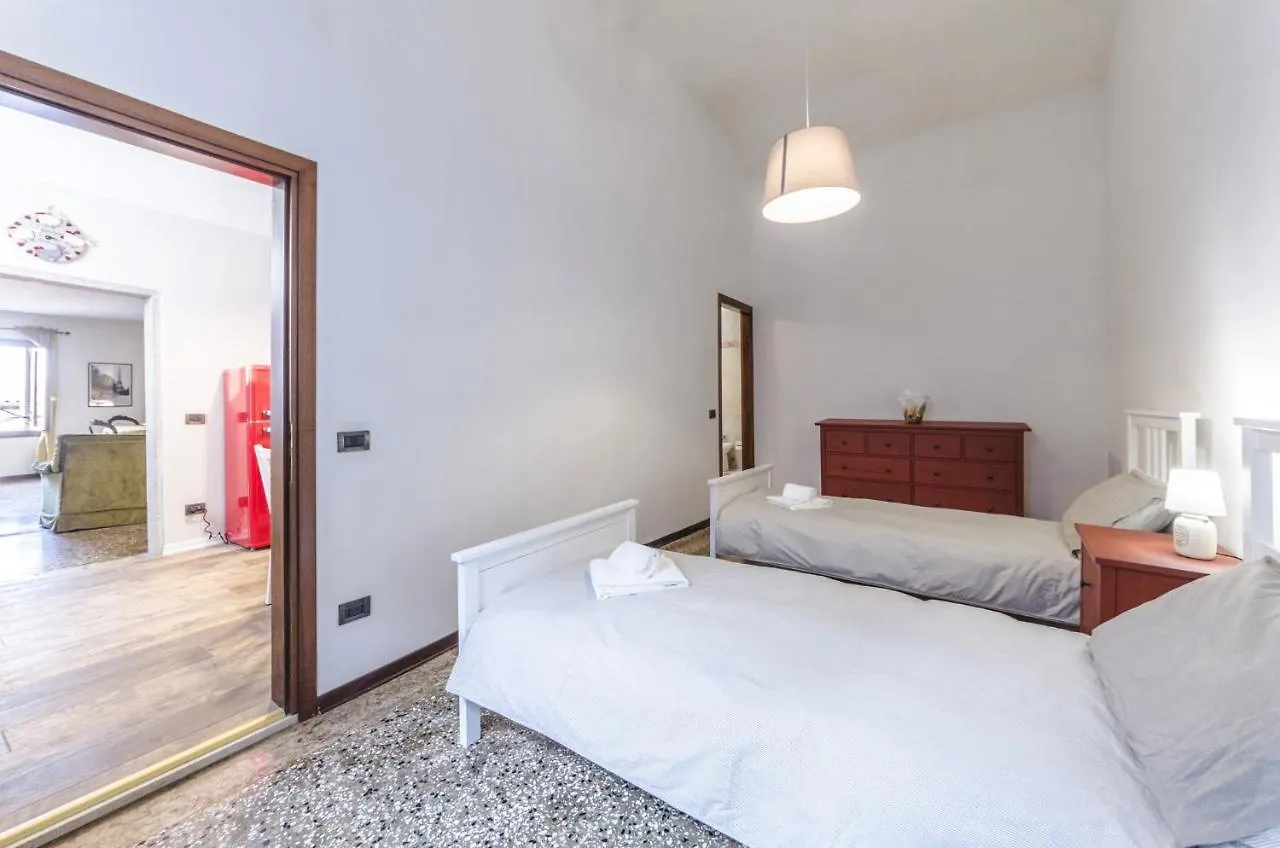 Maurizio House - Near The Train Station Apartment Venice
